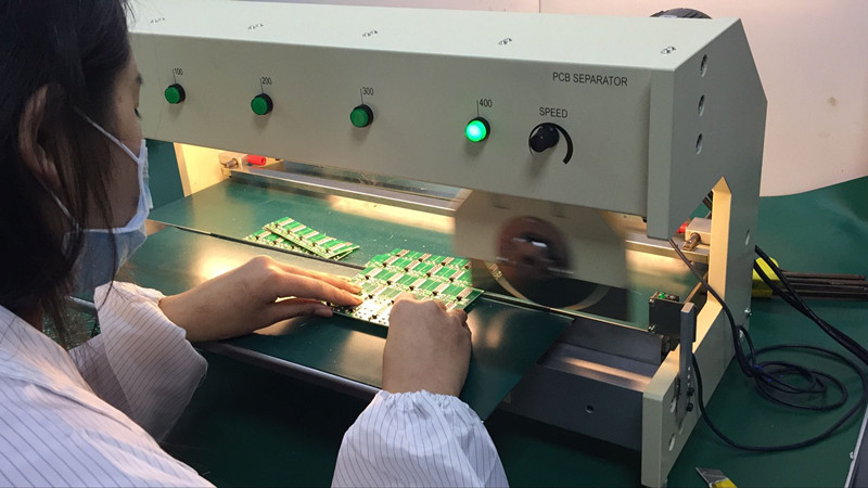 1.2米6刀燈條分板機/三刀頭燈條分板機/10年生產(chǎn)分板機廠家熱銷